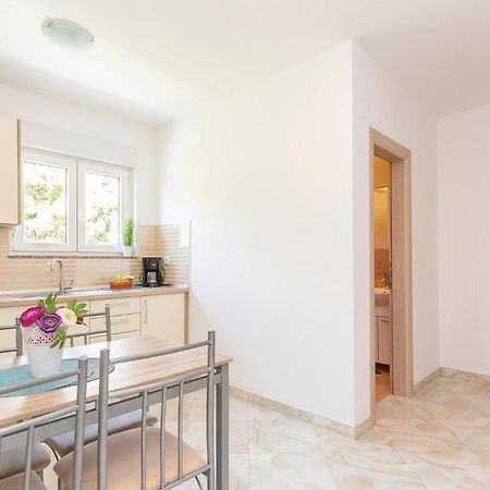 Awesome Apartment In Krvavica With Kitchen المظهر الخارجي الصورة