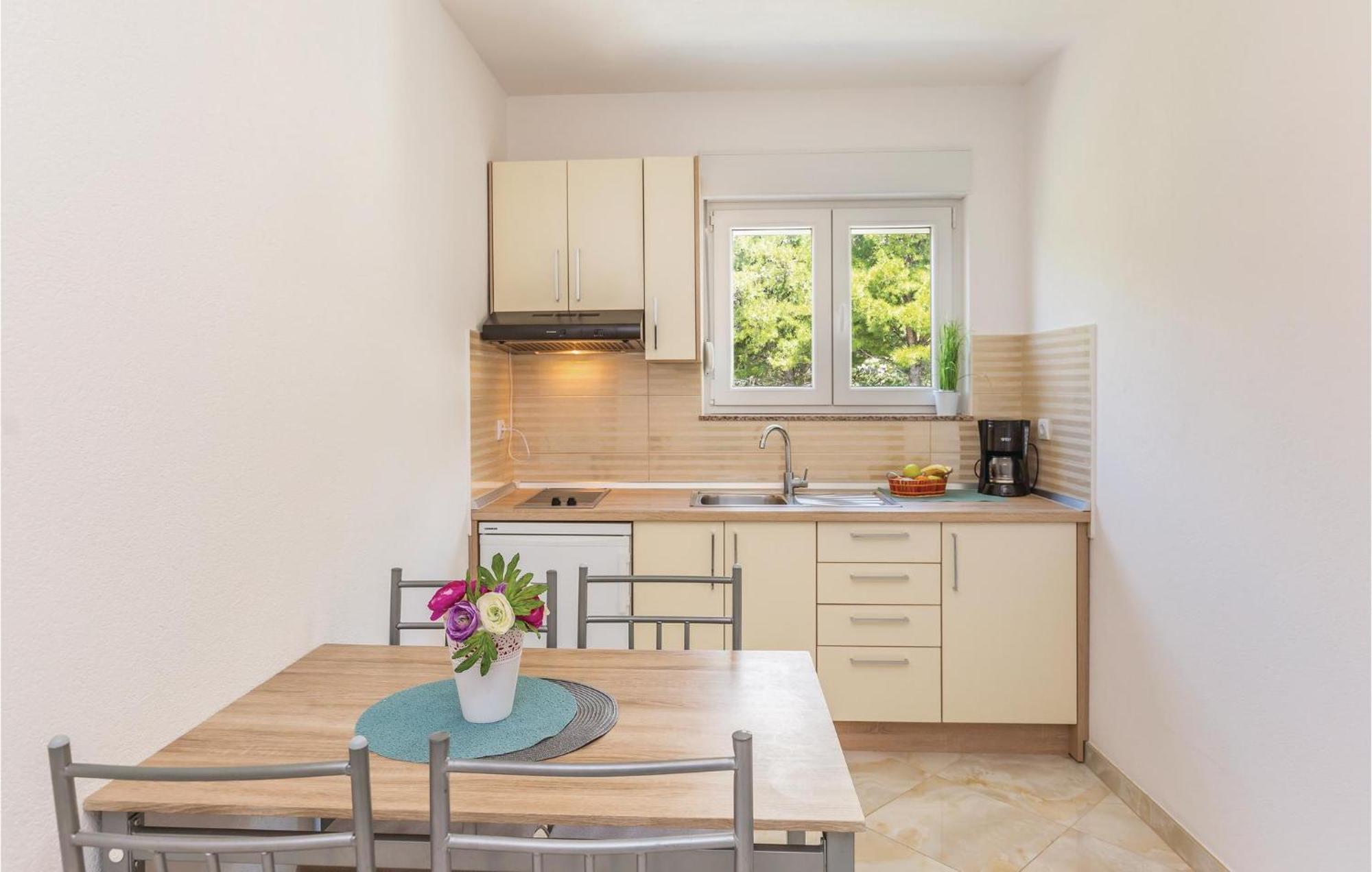 Awesome Apartment In Krvavica With Kitchen المظهر الخارجي الصورة