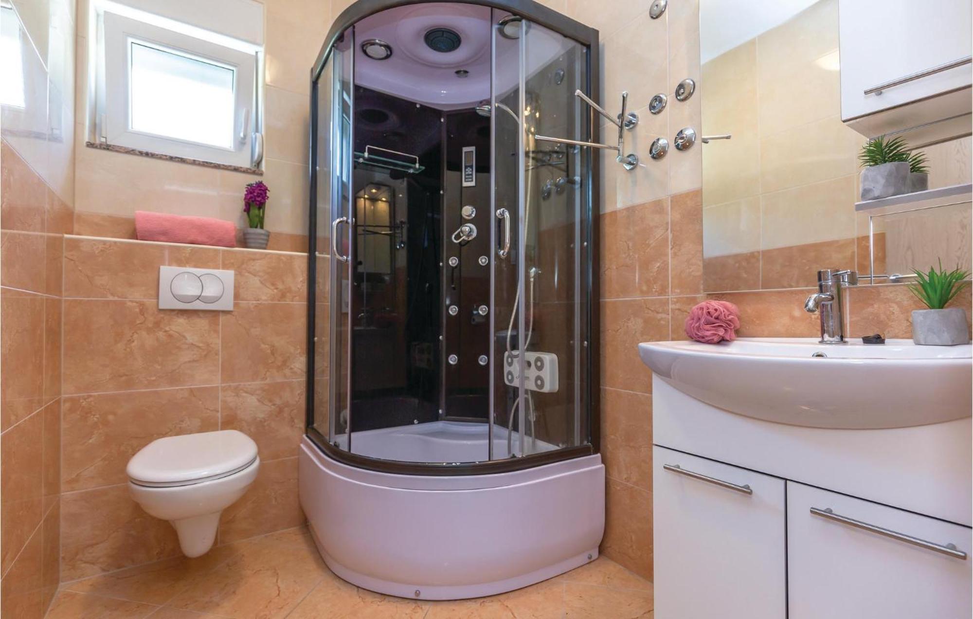Awesome Apartment In Krvavica With Kitchen المظهر الخارجي الصورة